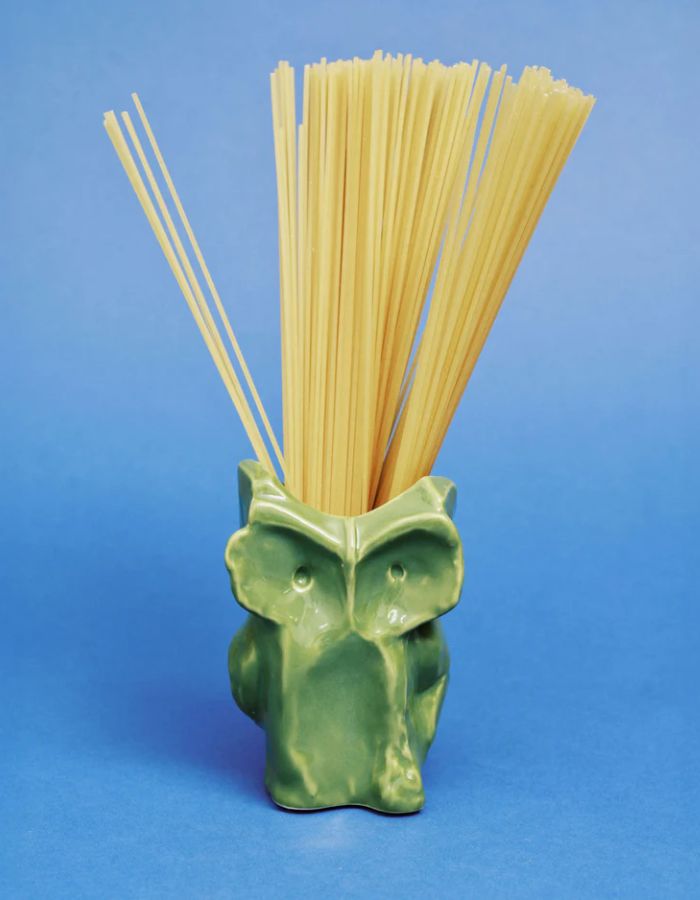 Photo d'ambiance du mini vase sculptural Owl (taille XS) en grès vert forêt par Marni pour Serax, silhouette de hibou stylisé avec finition émaillée artisanale, H 12 cm