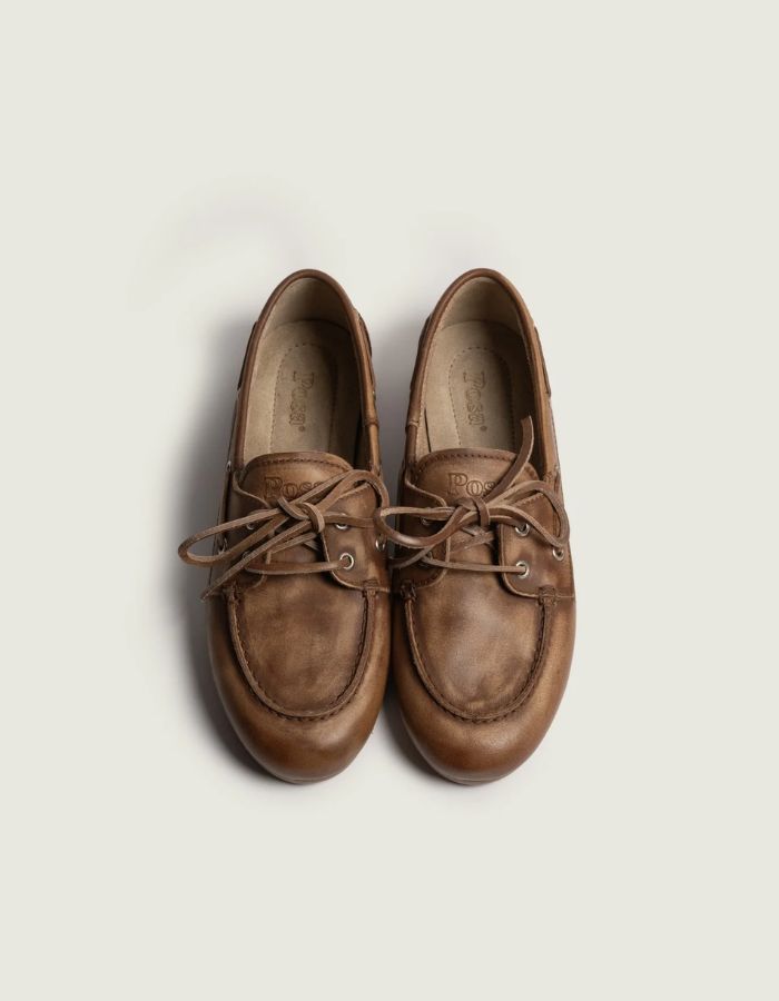 Dessus des Mocassins pour homme style chaussures bateau de couleur marron foncé, modèle Boat Loaper Brushed de la marque Posa. Fabriqués en cuir italien de qualité premium au fini brossé à effet vintage, avec des coutures apparentes traditionnelles sur le dessus et une semelle confortable.
