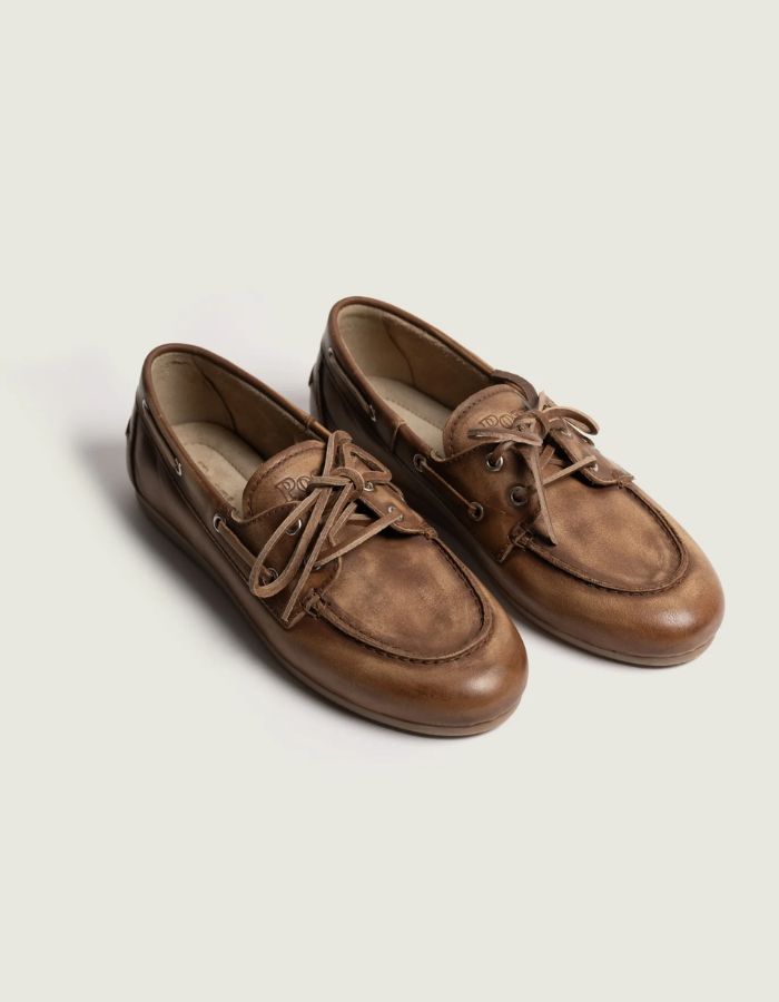 Vue de profil des Mocassins pour homme style chaussures bateau de couleur marron foncé, modèle Boat Loaper Brushed de la marque Posa. Fabriqués en cuir italien de qualité premium au fini brossé à effet vintage, avec des coutures apparentes traditionnelles sur le dessus et une semelle confortable.