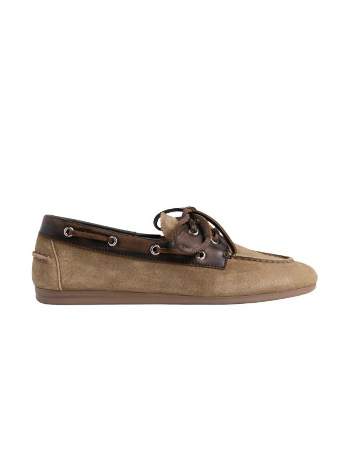 Mocassins bateau bicolores pour homme en daim marron café et cuir caramel, modèle Boat Loafer Brushed de la marque POSA. Fait main au Portugal avec surpiqûres mocassin et semelle basse souple.