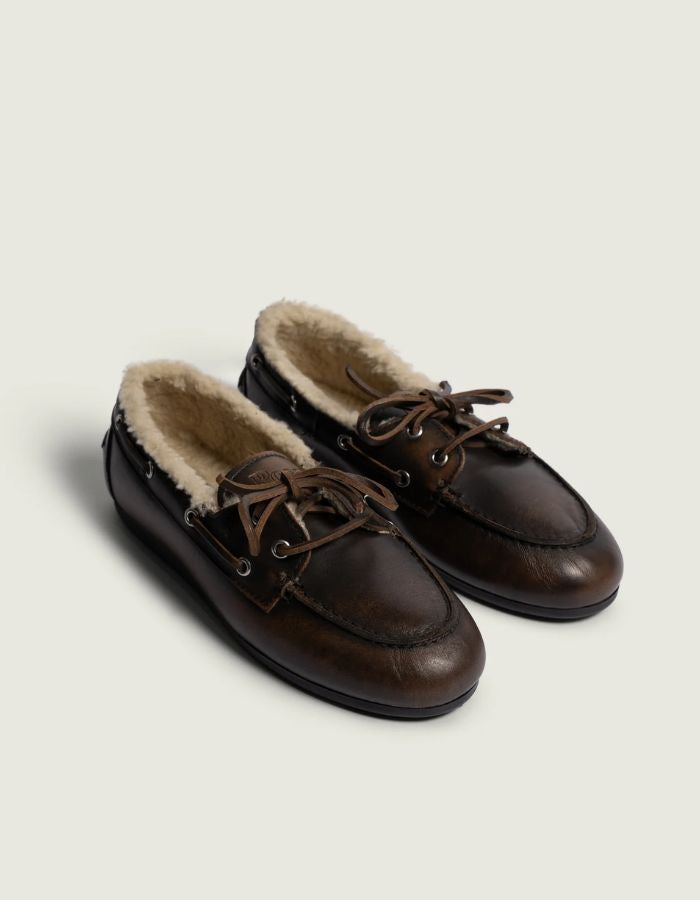 Profil des Mocassins bateau pour femme en cuir et suède marron coffee patiné avec doublure en fourrure shearling, modèle Boat Loafer Brushed Fur de la marque POSA.