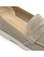 Détail des Mocassins Classic de la marque Rivieras, coloris beige. Tige en croûte de cuir de vachette, détails en ruban gros-grain et semelle blanche avec bande de coton. Fabriqués en Espagne.
