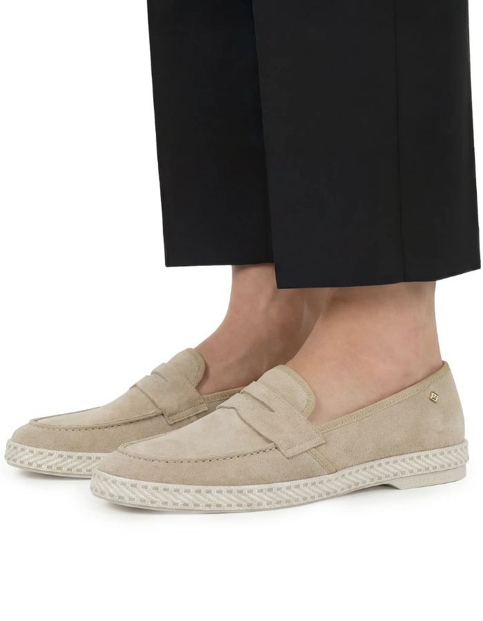Mocassins Classic portés de la marque Rivieras, coloris beige. Tige en croûte de cuir de vachette, détails en ruban gros-grain et semelle blanche avec bande de coton. Fabriqués en Espagne.
