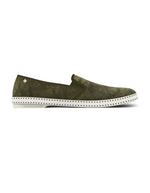 Mocassins Rivieras Classic Suede en cuir perforé kaki. Détail de biais en gros-grain, semelle blanche avec couture selle en coton et rivet logo métallique. Design élégant fabriqué en Espagne.