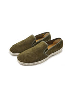 Paire de Mocassins Rivieras Classic Suede en cuir perforé kaki. Détail de biais en gros-grain, semelle blanche avec couture selle en coton et rivet logo métallique. Design élégant fabriqué en Espagne.