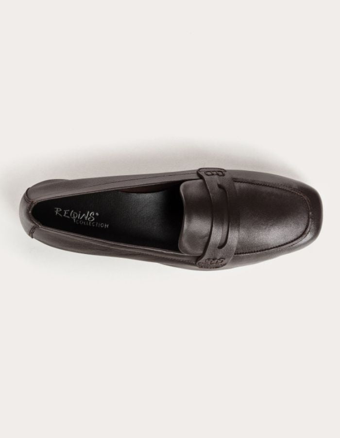 Dessus des Mocassins pour femme en cuir lisse noir à la coupe sobre et intemporelle, modèle Mocassins Hema Cuir Noir de la marque française REQINS.