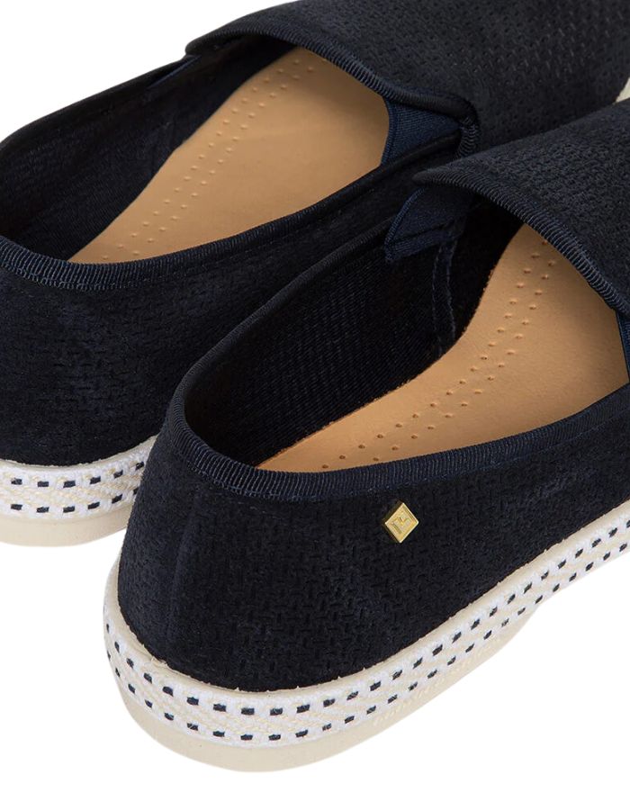 Mocassins Rivieras en suède marine avec motif embossé, semelle tressée et rivet doré.