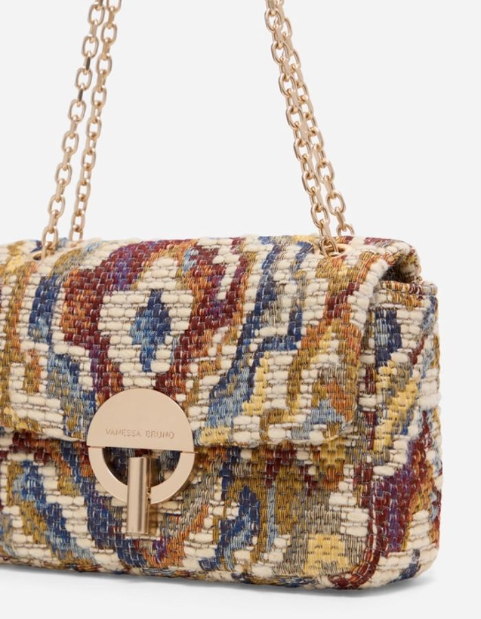 Moyen Sac Moon Vanessa Bruno en jacquard multicolore tissé, fermoir doré coulissant et chaîne.