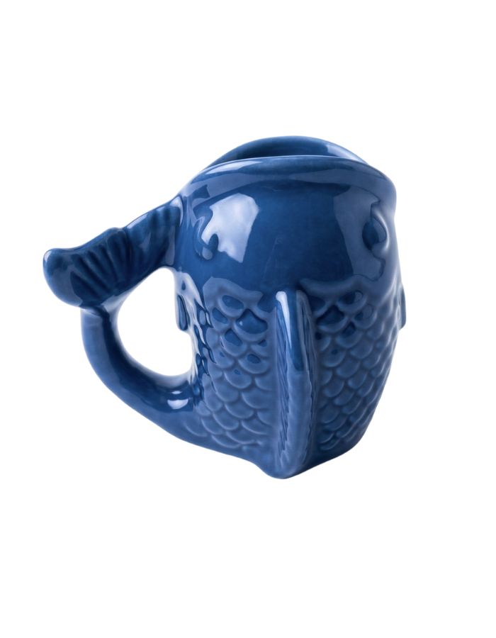 Côté du Mug en céramique bleu majorelle brillant sculpté en relief en forme de poisson avec anse ergonomique