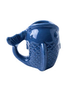 Côté du Mug en céramique bleu majorelle brillant sculpté en relief en forme de poisson avec anse ergonomique