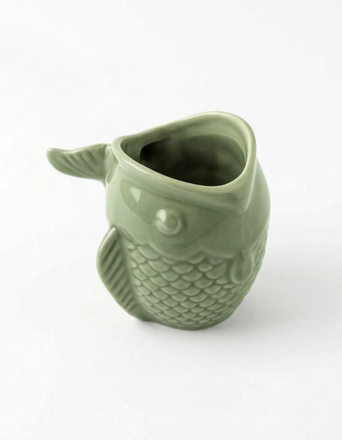 Dessus du Mug en céramique vert amande brillant sculpté en relief en forme de poisson avec anse ergonomique