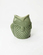 Côté du Mug en céramique vert amande brillant sculpté en relief en forme de poisson avec anse ergonomique