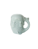 Profil du Mug en céramique vert céladon brillant sculpté en relief en forme de poisson avec anse ergonomique