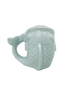 Mug en céramique vert céladon brillant sculpté en relief en forme de poisson avec anse ergonomique