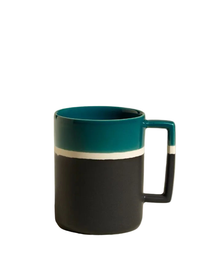 Mug Sicilia Bleu Sarah en grès émaillé, design bicolore bleu sarcelle et noir avec bande blanche.