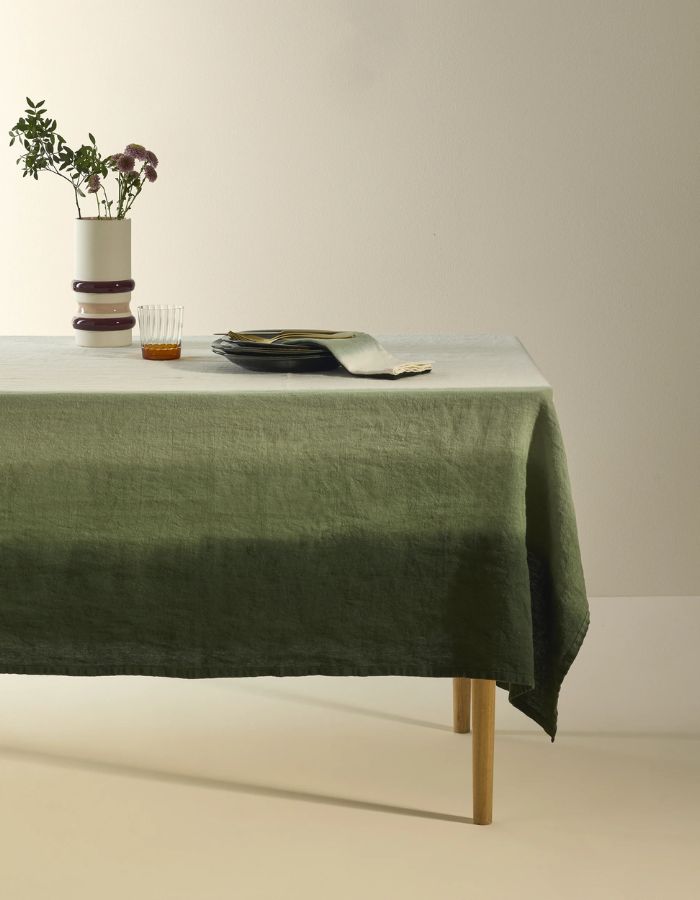 Grande nappe rectangulaire Dip Dye Forêt par Maison Sarah Lavoine. 100% lin lavé avec dégradé de vert artisanal teinté par immersion. Dimensions 300x175 cm, usage polyvalent nappe ou rideau.