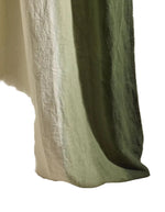 Détail de la Grande nappe rectangulaire Dip Dye Forêt par Maison Sarah Lavoine. 100% lin lavé avec dégradé de vert artisanal teinté par immersion. Dimensions 300x175 cm, usage polyvalent nappe ou rideau.
