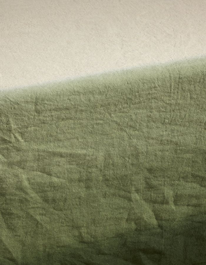 Gros plan sur la Grande nappe rectangulaire Dip Dye Forêt par Maison Sarah Lavoine. 100% lin lavé avec dégradé de vert artisanal teinté par immersion. Dimensions 300x175 cm, usage polyvalent nappe ou rideau.