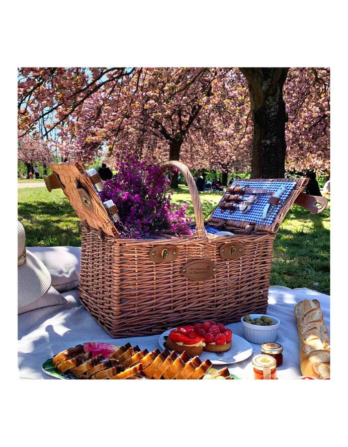 trinity-panier-pique-nique-osier-vichy-bleu-saint-germain-les-jardins-de-la-comtesse-2