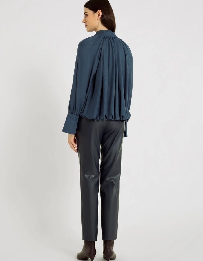 Dos du Pantalon ajusté pour femme en matière alternative gris graphite longueur cheville avec découpes aux genoux, modèle Arthur de la marque Hana San.