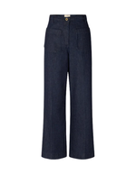 Pantalon droit taille haute pour femme en denim bleu indigo à fines rayures coutil avec plis marqués le long de la jambe, modèle Pantalon Aldricks couleur Blootil de la marque Sessùn.
