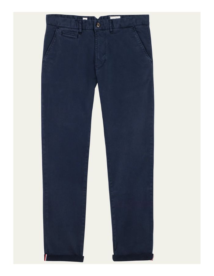 Pantalon chino tapered navy en coton stretch, poches italiennes, ourlet retroussé avec détail rouge et blanc.