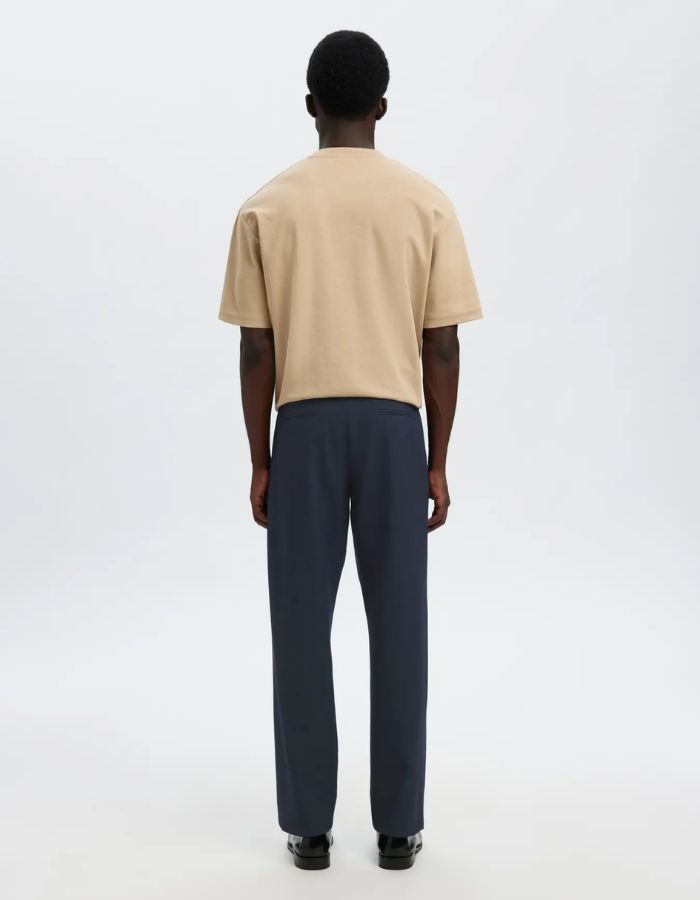 Vue de dos du Pantalon droit pour homme de couleur bleu marine foncé Dark Sapphire, modèle Straight Robert String Pant de la marque Selected. Présente une coupe droite contemporaine, des poches latérales, et une ceinture hybride élastiquée ajustable à l'aide d'un cordon de serrage noir et d'une fermeture par bouton.