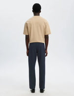 Vue de dos du Pantalon droit pour homme de couleur bleu marine foncé Dark Sapphire, modèle Straight Robert String Pant de la marque Selected. Présente une coupe droite contemporaine, des poches latérales, et une ceinture hybride élastiquée ajustable à l'aide d'un cordon de serrage noir et d'une fermeture par bouton.