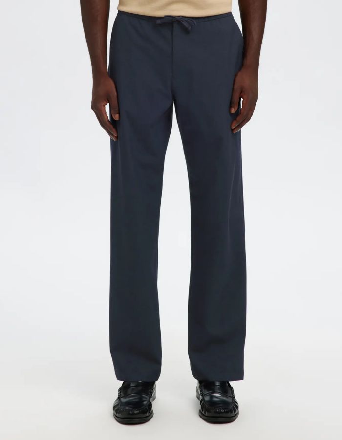 Vue de face du Pantalon droit pour homme de couleur bleu marine foncé Dark Sapphire, modèle Straight Robert String Pant de la marque Selected. Présente une coupe droite contemporaine, des poches latérales, et une ceinture hybride élastiquée ajustable à l'aide d'un cordon de serrage noir et d'une fermeture par bouton.
