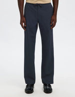 Vue de face du Pantalon droit pour homme de couleur bleu marine foncé Dark Sapphire, modèle Straight Robert String Pant de la marque Selected. Présente une coupe droite contemporaine, des poches latérales, et une ceinture hybride élastiquée ajustable à l'aide d'un cordon de serrage noir et d'une fermeture par bouton.