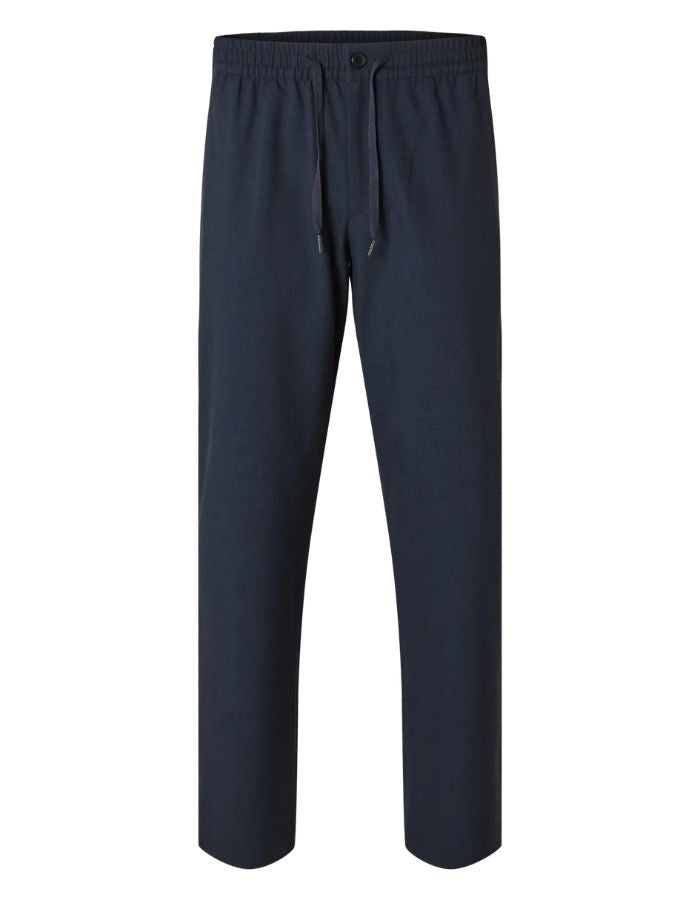 Pantalon droit pour homme de couleur bleu marine foncé Dark Sapphire, modèle Straight Robert String Pant de la marque Selected. Présente une coupe droite contemporaine, des poches latérales, et une ceinture hybride élastiquée ajustable à l'aide d'un cordon de serrage noir et d'une fermeture par bouton.