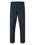 Pantalon droit pour homme de couleur bleu marine foncé Dark Sapphire, modèle Straight Robert String Pant de la marque Selected. Présente une coupe droite contemporaine, des poches latérales, et une ceinture hybride élastiquée ajustable à l'aide d'un cordon de serrage noir et d'une fermeture par bouton.