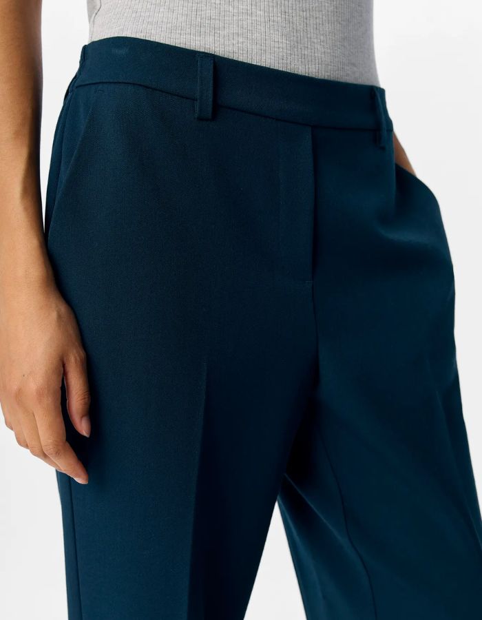 Ceinture du Pantalon de tailleur coupe droite à taille mi-haute pour femme, modèle Lisa de la marque Object. Tissu tissé robuste de couleur bleu nuit Sky Captain avec des poches latérales discrètes.