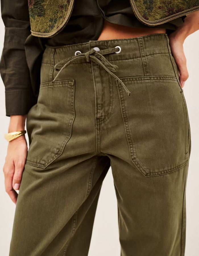 Poches avant du Pantalon droit décontracté pour femme en coton bio kaki avec pinces à la taille et poches plaquées, modèle Cocy Pantalon couleur Kaki de la marque ba&sh