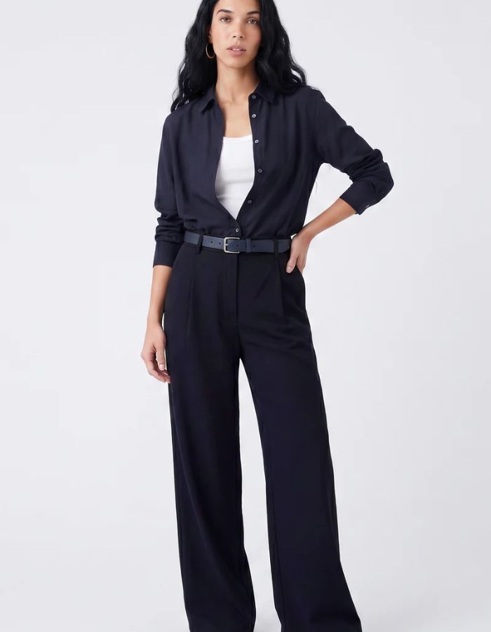 Face du Pantalon droit taille haute pour femme bleu marine avec plis structurés le long des jambes, modèle Pantalon Eraria couleur Navy de la marque ARTLOVE