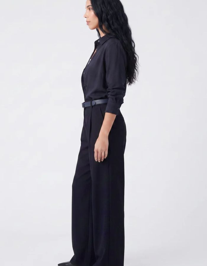 Dos du Pantalon droit taille haute pour femme bleu marine avec plis structurés le long des jambes, modèle Pantalon Eraria couleur Navy de la marque ARTLOVE