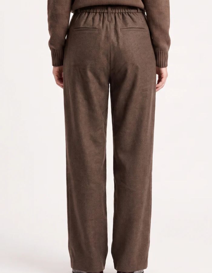 Dos du Pantalon large fluide marron en laine mélangée avec taille élastiquée à cordon et pinces sur le devant