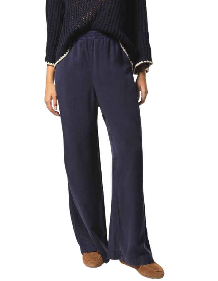 trinity-pantalon-flore-sleek-marine-kanope-1_1a651967-0ab7-456c-96c9-c1f68c18b427