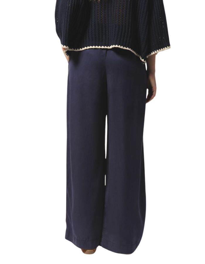 trinity-pantalon-flore-sleek-marine-kanope-2_21244bcc-1ec6-411d-8b80-55a77a502c40