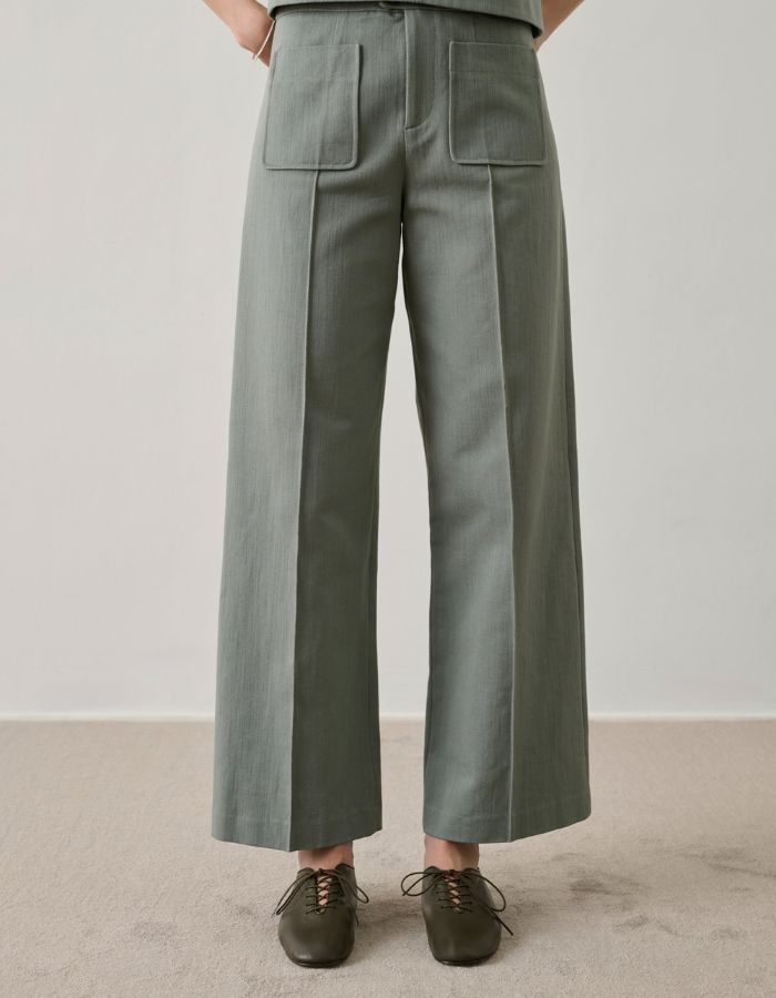 Pantalon Harry vert d'eau en toile de coton, coupe droite évasée avec plis marqués et poches plaquées.