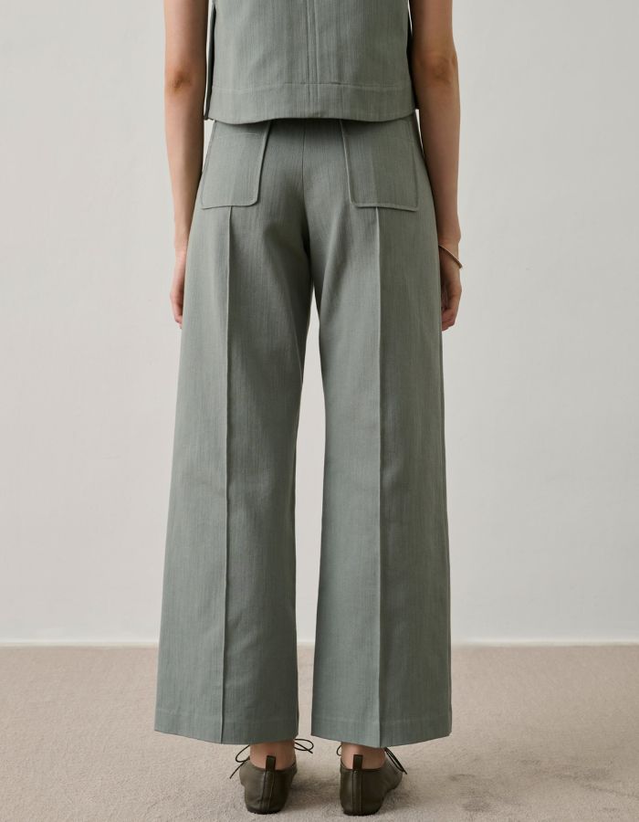 Pantalon Harry Vert d'Eau en toile de coton, coupe droite évasée, poches plaquées et pli marqué.