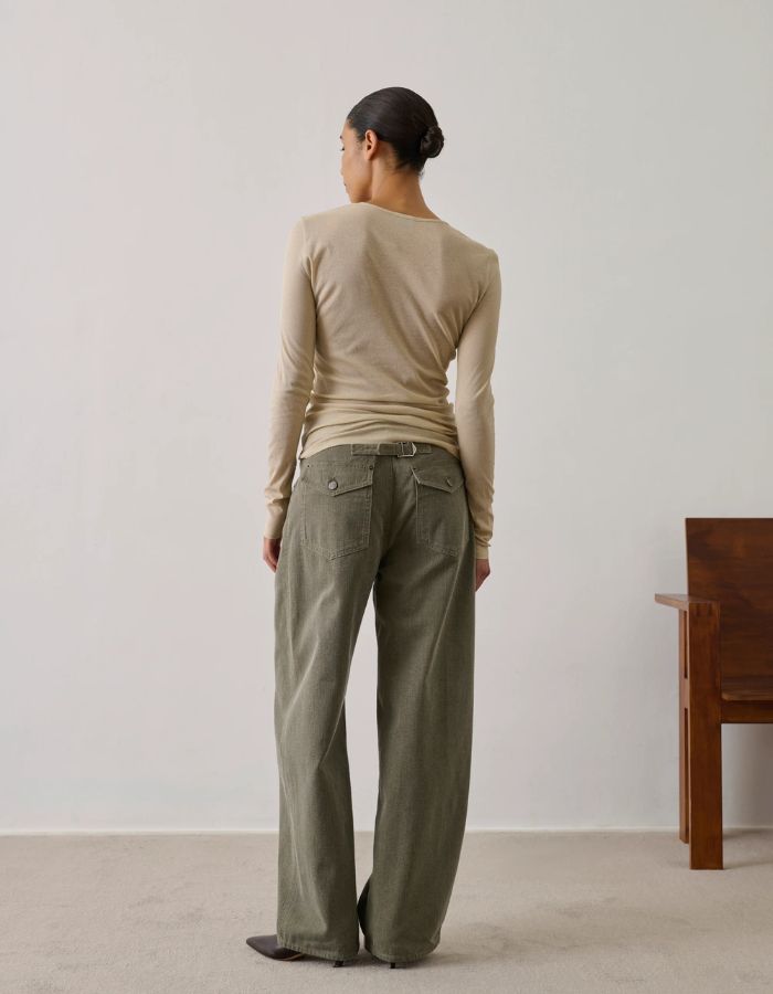 Pantalon Hunter Kaki Soeur en canvas de coton biologique, coupe oversize avec boucle martingale au dos.