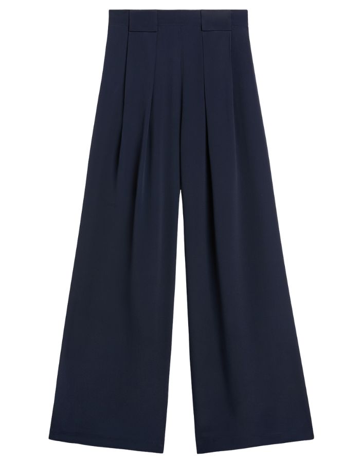 Pantalon large fluide style palace Aspen de la marque Momoni, coloris bleu uni. Coupe ample en crêpe d'acétate de soie avec plis élégants sur le devant, maxi passants à la taille et poches latérales.