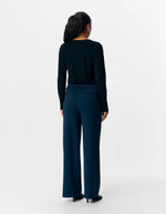 Dos du Pantalon large pour femme de couleur bleu marine foncé Sky Captain, modèle Lisa Wide Pant de la marque Object. Présente une coupe droite très ample de style wide-leg, une taille mi-haute froncée par un élastique confortable et des poches discrètes insérées dans les coutures latérales.