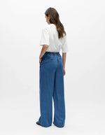 Pantalon large fluide denim Frame bleu en lyocell TENCEL™ avec taille élastiquée et passants.