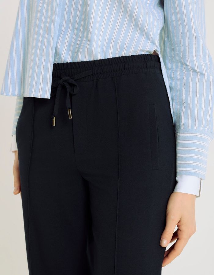 Ceinture du Pantalon large pour femme en flanelle bleu nuit, modèle Oliver de la marque Hana San. Présente une taille élastiquée avec cordon à nouer, des poches latérales et des nervures structurantes sur le devant.