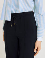 Ceinture du Pantalon large pour femme en flanelle bleu nuit, modèle Oliver de la marque Hana San. Présente une taille élastiquée avec cordon à nouer, des poches latérales et des nervures structurantes sur le devant.