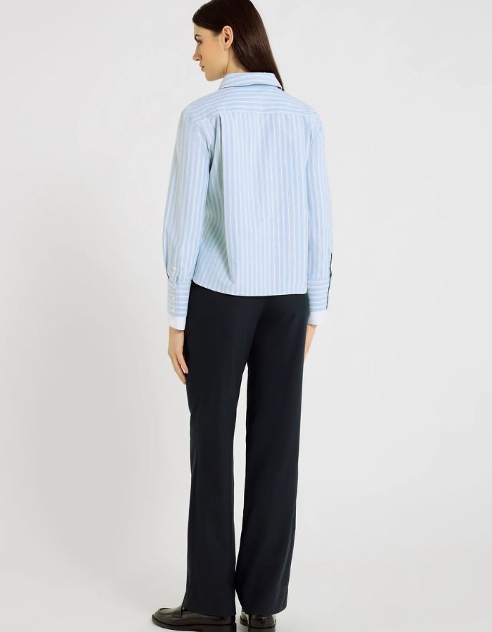 Dos du Pantalon large pour femme en flanelle bleu nuit, modèle Oliver de la marque Hana San. Présente une taille élastiquée avec cordon à nouer, des poches latérales et des nervures structurantes sur le devant.