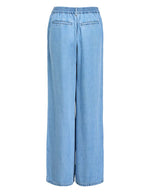 Vue de dos du Pantalon large pour femme Lisa Wide de la marque OBJECT, coloris bleu denim clair. Coupe fluide à jambes larges, taille mi-haute avec passants de ceinture et poches latérales. Matière écologique en 100% Lyocell TENCEL