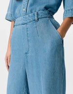 Poche du Pantalon large pour femme Lisa Wide de la marque OBJECT, coloris bleu denim clair. Coupe fluide à jambes larges, taille mi-haute avec passants de ceinture et poches latérales. Matière écologique en 100% Lyocell TENCEL